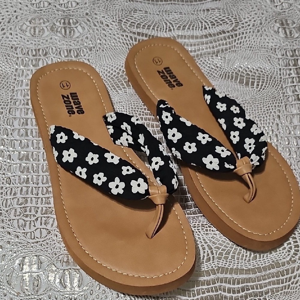 Wave Zone Black and White Floral Sandals